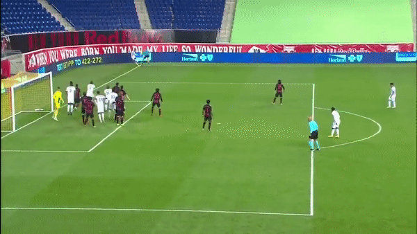 Cau thu sut phat goc thanh ban o giai My hinh anh