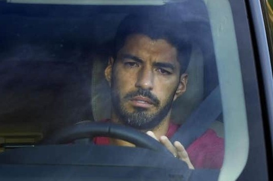 Suarez roi Barca vi cuoc noi chuyen 60 giay voi Koeman hinh anh