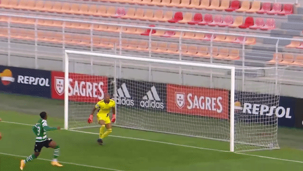 Tien dao tre lap sieu pham theo phong cach cua Ibrahimovic hinh anh