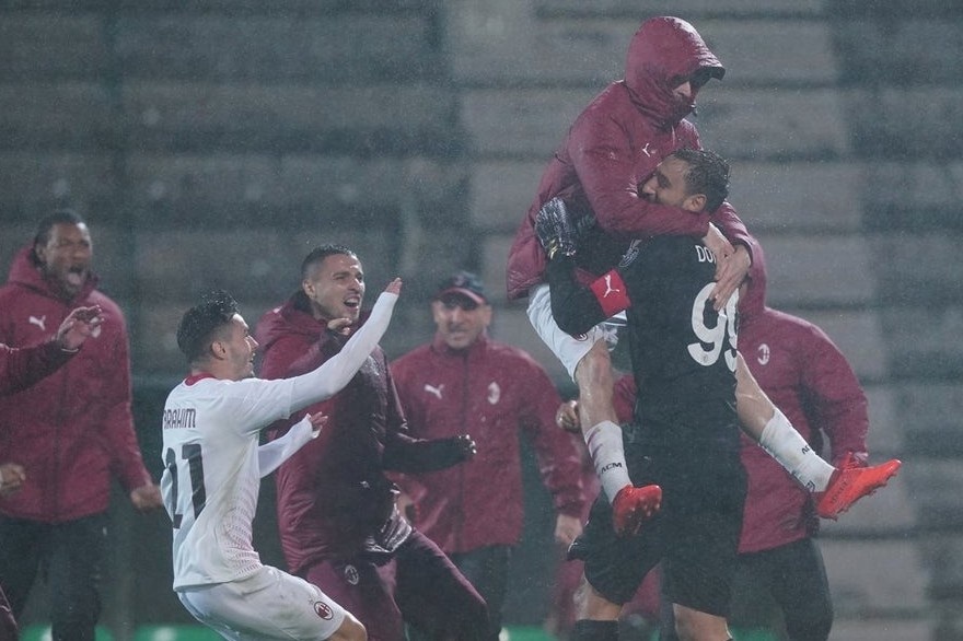 Milan vao vong bang Europa League sau loat luan luu hinh anh