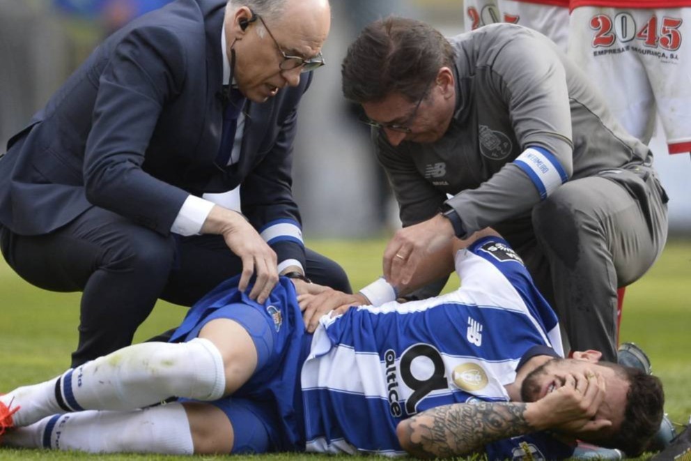 Tan binh MU tung tu dinh chan thuong vi da penalty hinh anh