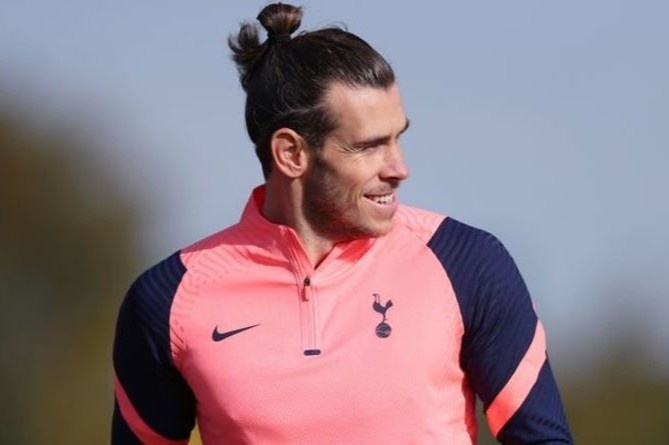 Bale lien tuc ghi ban trong buoi tap cua Tottenham hinh anh