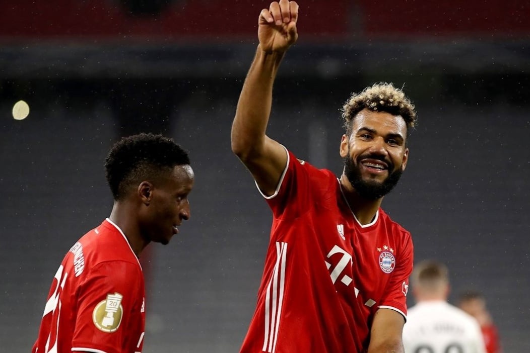 Tan binh lap cu dup trong tran ra mat Bayern hinh anh