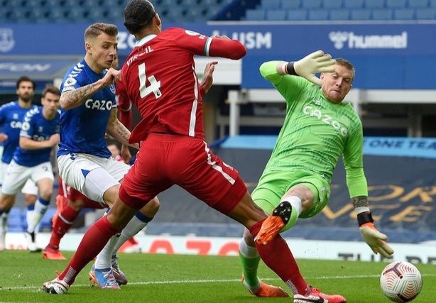 Pickford khong bi phat sau pha vao bong voi Van Dijk hinh anh