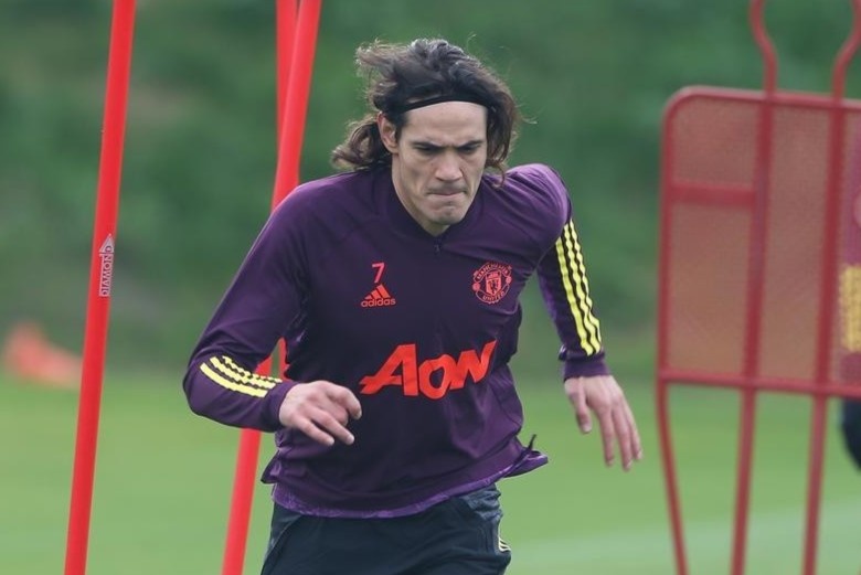 Cau thu MU treu choc Cavani trong buoi tap hinh anh