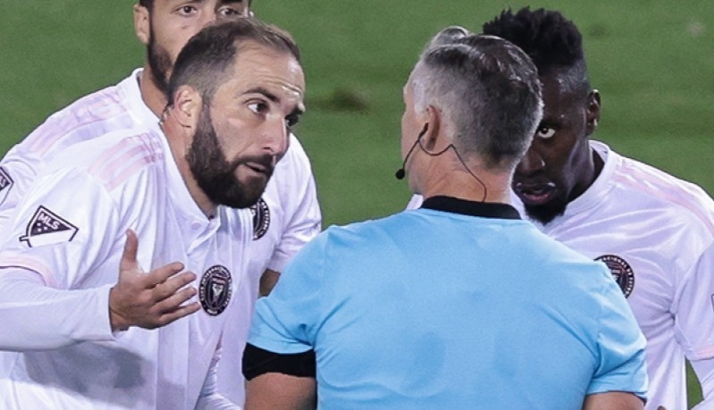 Higuain nhan the do vi xuc pham trong tai hinh anh