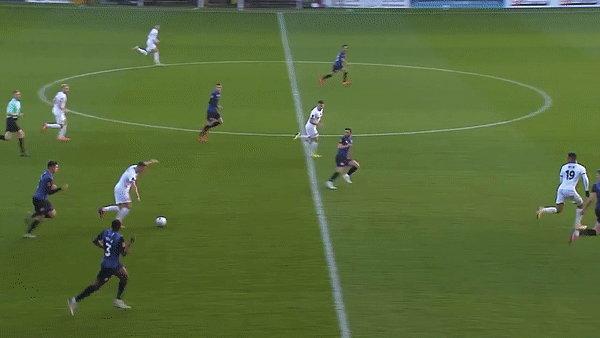 John Rooney ghi ban thang tu san nha hinh anh