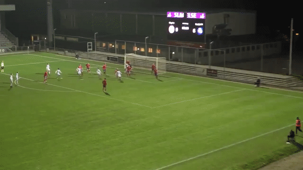 Cau thu ghi ban sau 2 cu volley lien tiep hinh anh