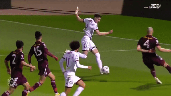 Tien dao solo tu giua san roi danh got ghi ban hinh anh