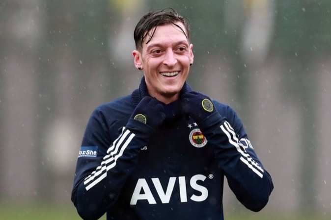 Mesut Ozil tap buoi dau tien cung Fenerbahce hinh anh