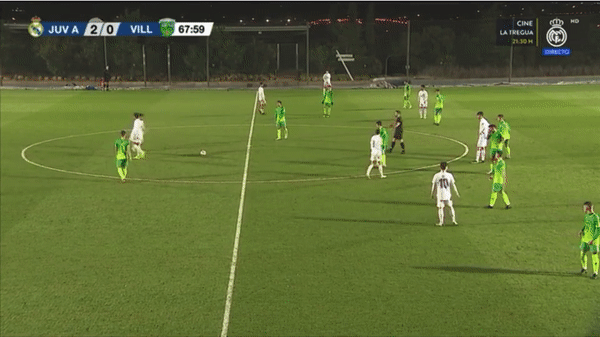 Trung ve tre Real sut phat ghi ban tu giua san hinh anh