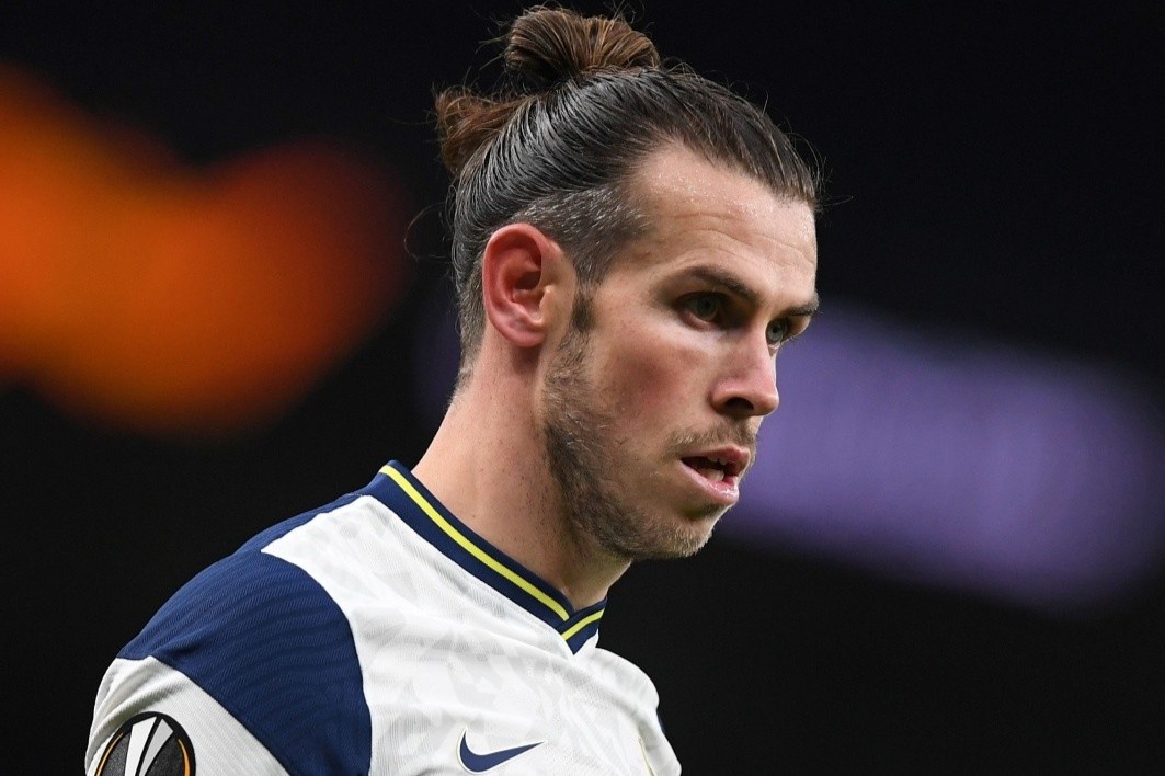 Gareth Bale kho tranh vet xe do cua Ozil hinh anh