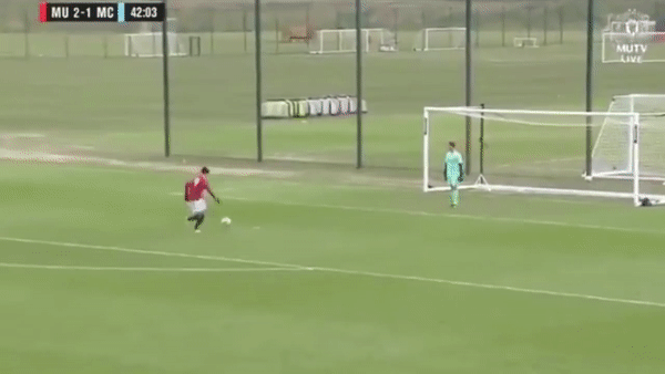 Cau thu U18 Man City dung yen de MU ghi ban hinh anh