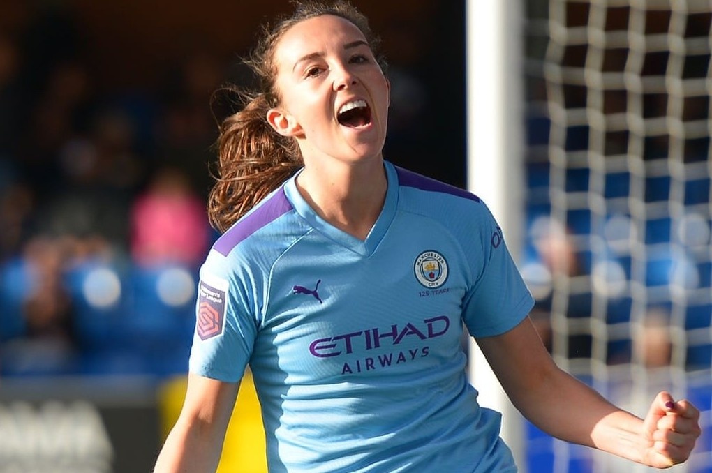 Nu cau thu lop bong dep mat o derby Manchester hinh anh