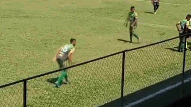 Cau thu tu lay da dap vao dau de an va hinh anh