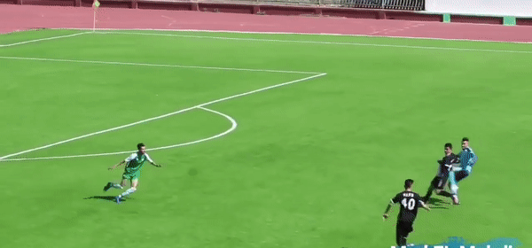 Cau be nhat bong can ban thang cua doi thu hinh anh