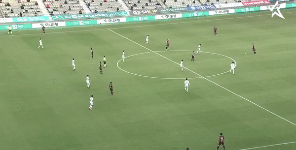 Sao Han Quoc chuyen vuot tuyen don co cho dong doi hinh anh