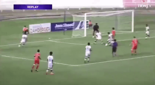 Cau thu xo nga trong tai khi bi can o giai Malaysia hinh anh