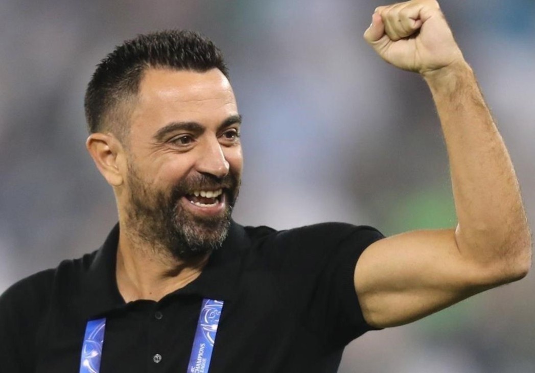 HLV Xavi lan dau gianh chuc vo dich quoc gia hinh anh