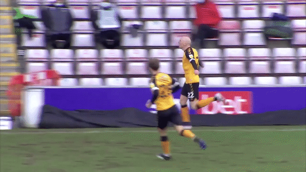 Cau thu 42 tuoi an mung truoc mat HLV cu sau khi ghi ban hinh anh