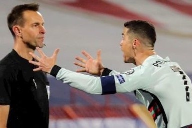 Ronaldo chiu bat cong va bai toan kho cua UEFA hinh anh