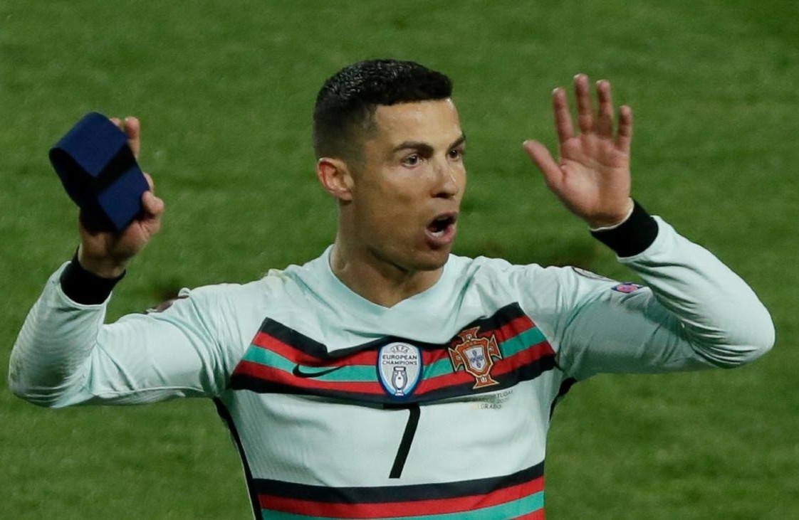 Bang doi truong cua Ronaldo duoc ban gia 75.000 USD hinh anh