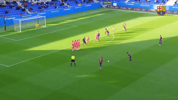 Doi truong Barca B sut phat ghi ban tu khoang cach 30 m hinh anh