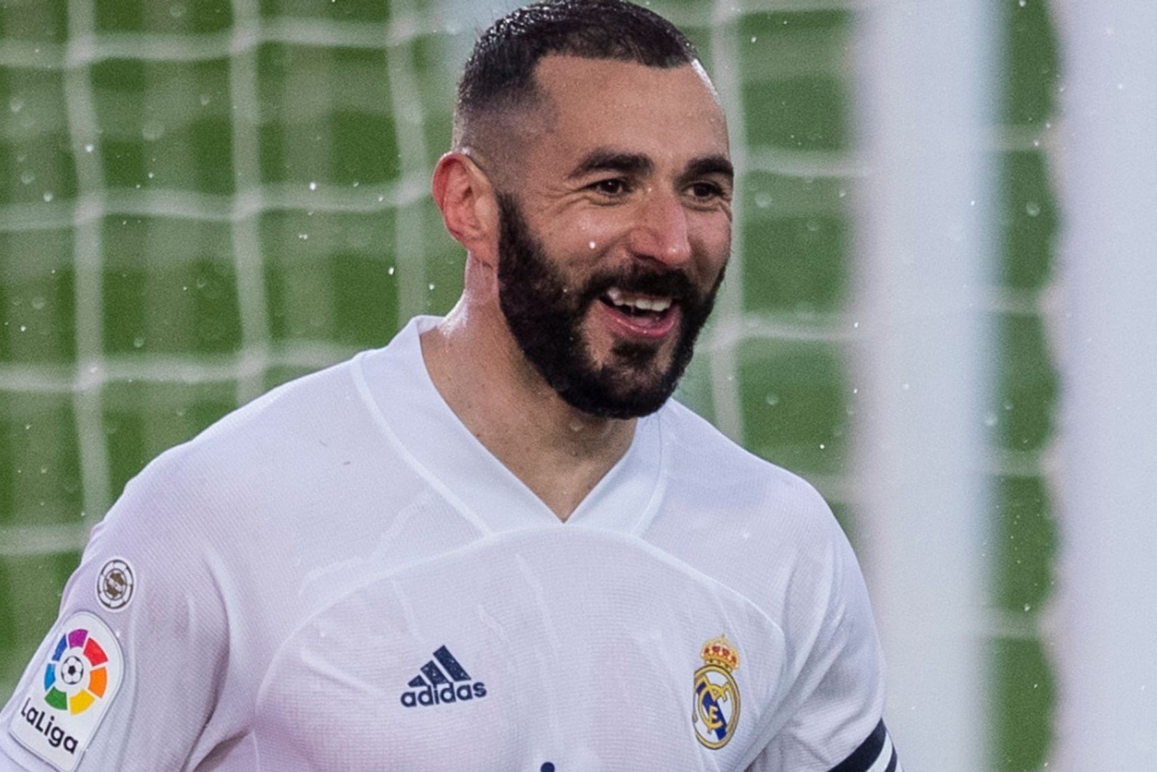 Benzema toa sang giup Real vuot Barca tren bang xep hang hinh anh