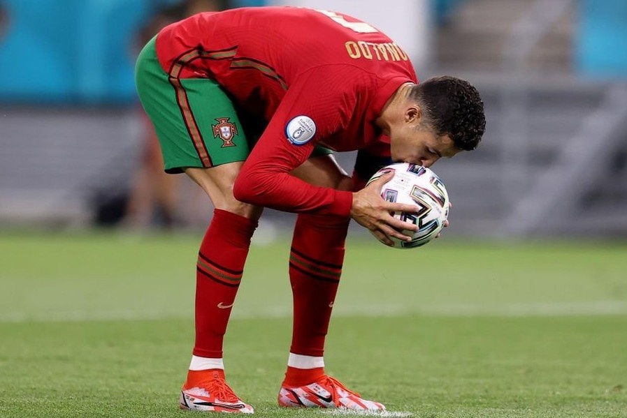 Nguoi Bi so nhung qua penalty cua Ronaldo hinh anh