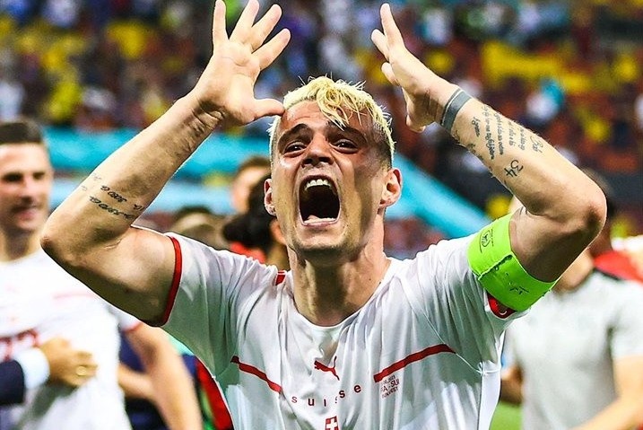 Thuy Si nhac tuyen Phap ve ve dep cua bong da hinh anh