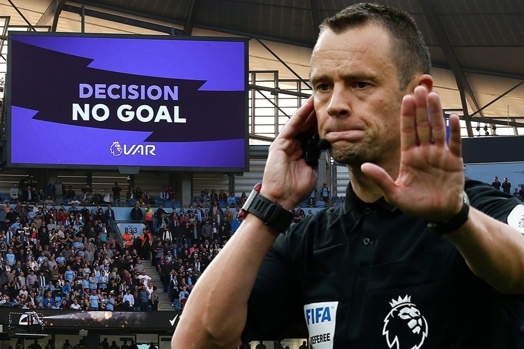 Nhung thay doi lon cua VAR o Premier League 2021/22 hinh anh