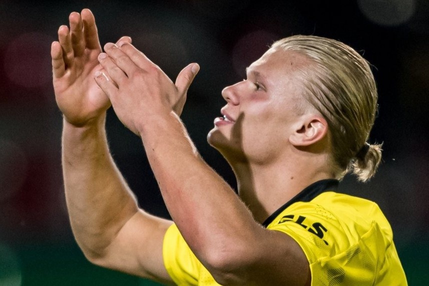 Haaland lap hat-trick trong tran dau tien o mua giai moi hinh anh