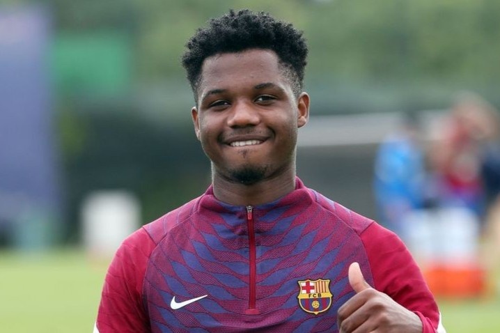 Ansu Fati tro lai tap cung Barca sau 9 thang hinh anh