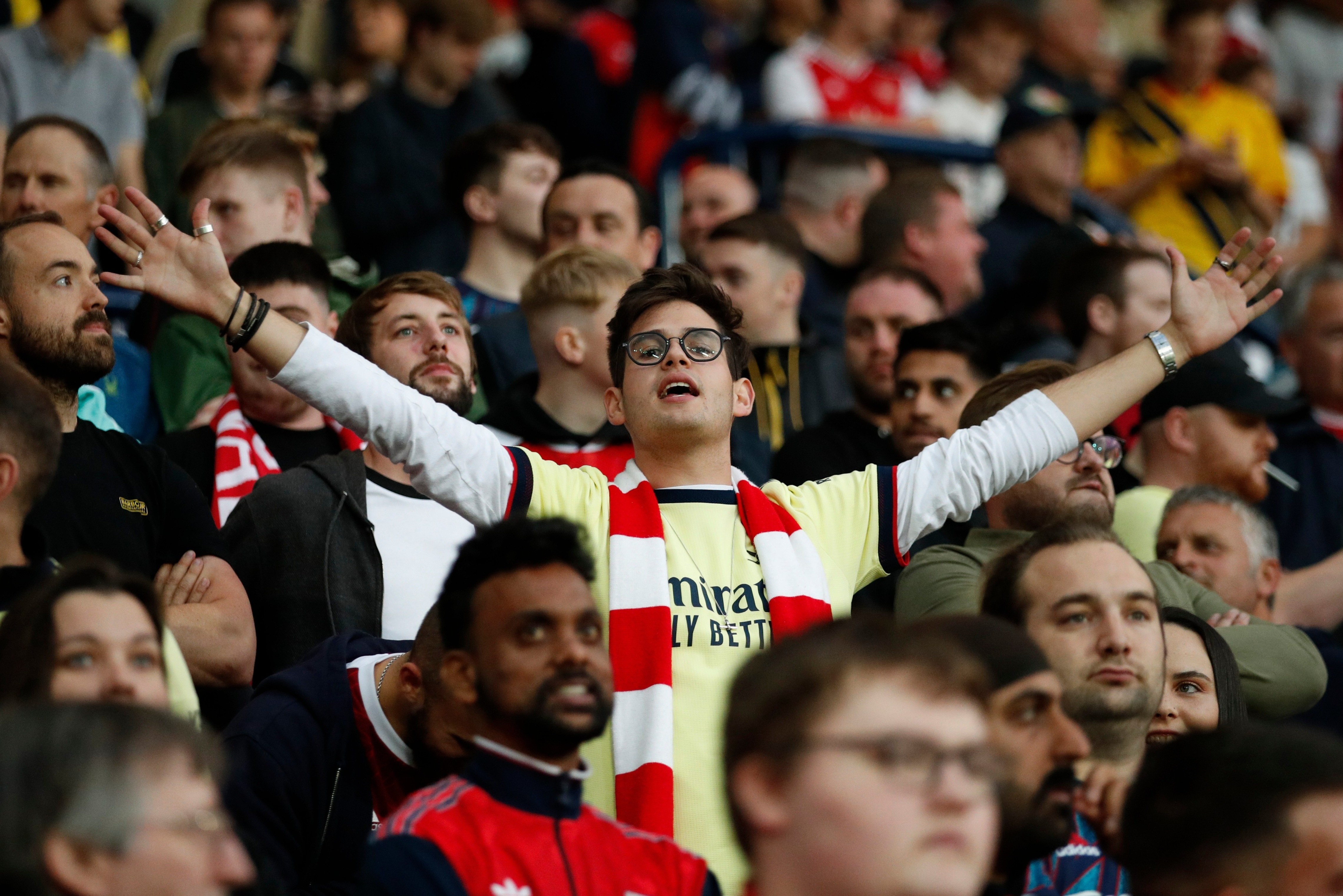 Nguoi ham mo Arsenal an mung khi Man City ghi ban hinh anh