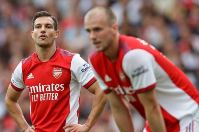 Arsenal phai thay HLV neu khong muon rot hang hinh anh