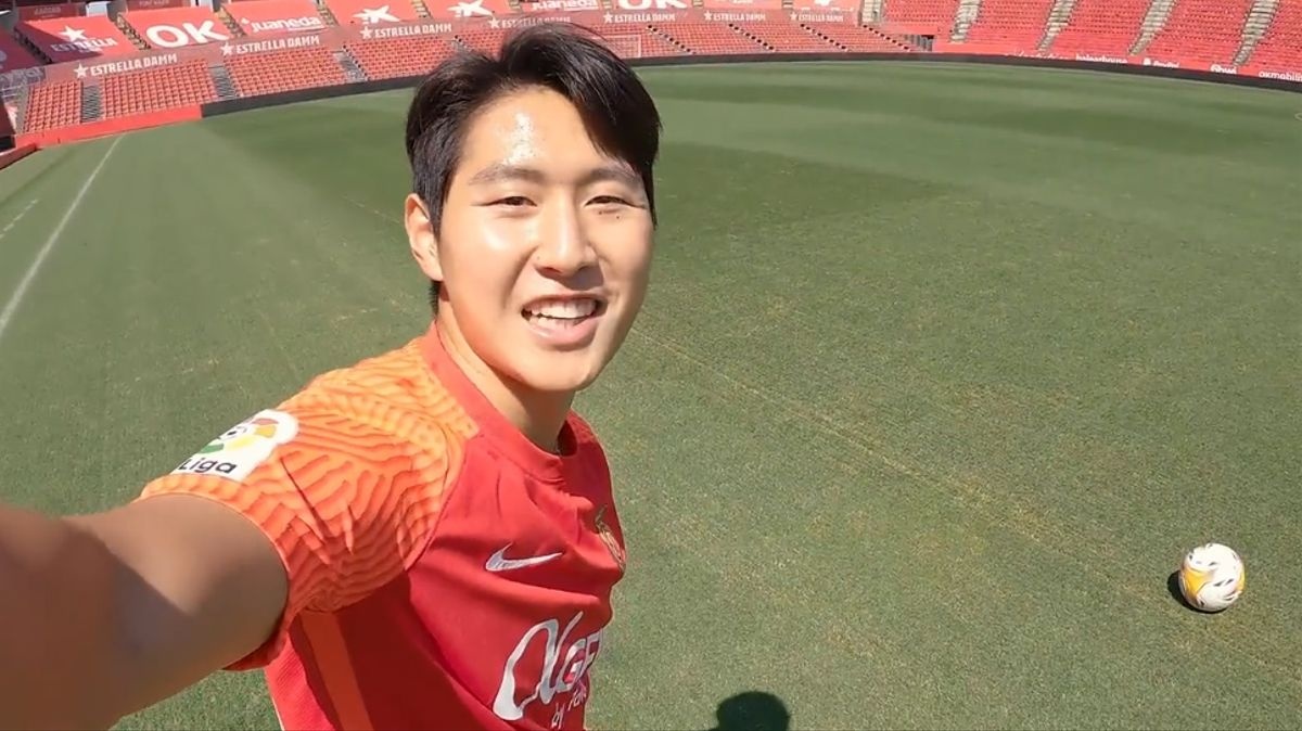 Takehiro Tomiyasu anh 9