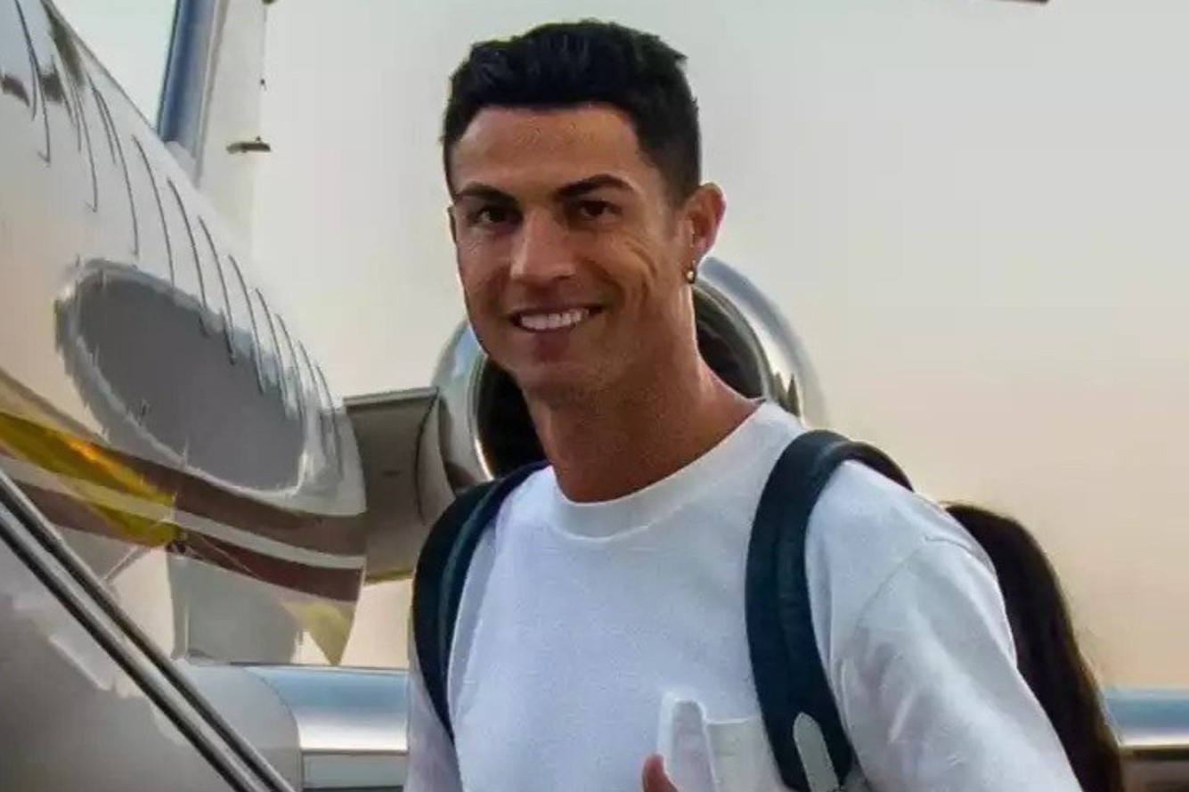 Ronaldo duoc ban lanh dao Man United don o san bay hinh anh