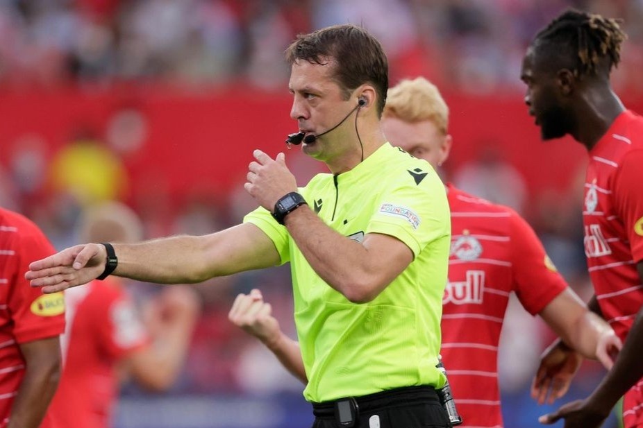 Tran dau Champions League dau tien co 4 qua penalty hinh anh