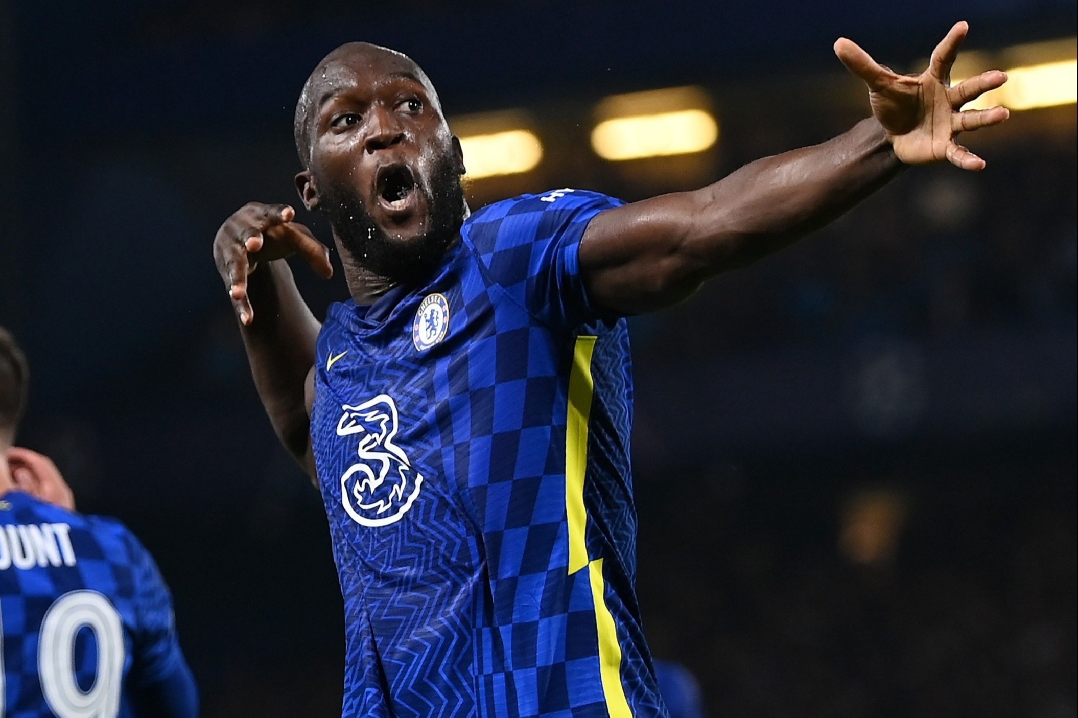 Lukaku ghi ban ngang Ronaldo 'beo' tai Champions League hinh anh