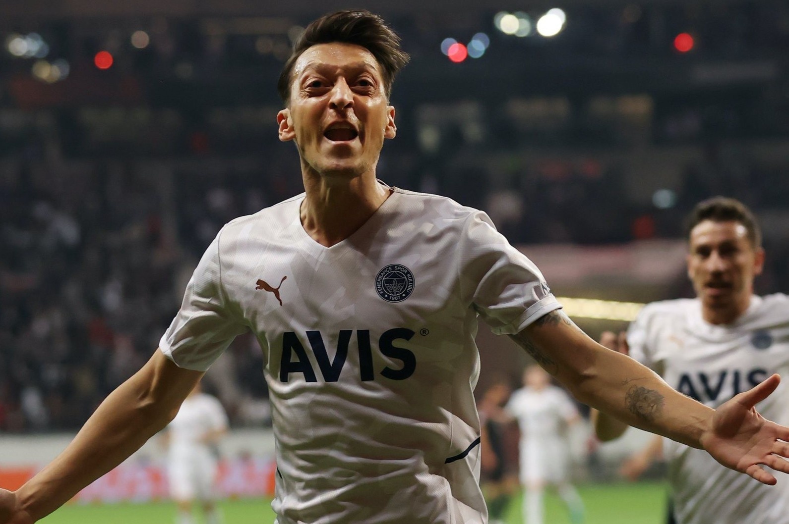 Ozil ghi ban dau tien o cup chau Au sau 3 nam hinh anh