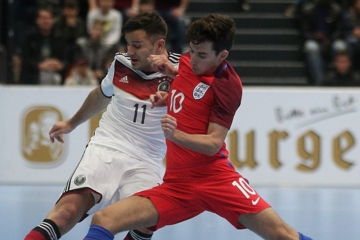 Vi sao futsal Duc, Anh kem xa Thai Lan va Viet Nam? hinh anh