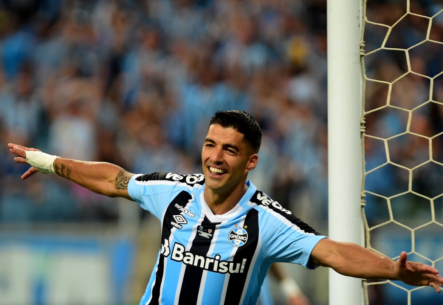 Suarez lap hat-trick trong tran ra mat CLB moi hinh anh