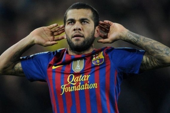 Barca muon chieu mo Dani Alves hinh anh