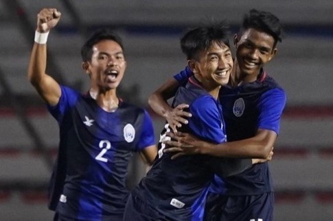 'Bong da Campuchia co the vuot Viet Nam trong 10 nam toi' hinh anh