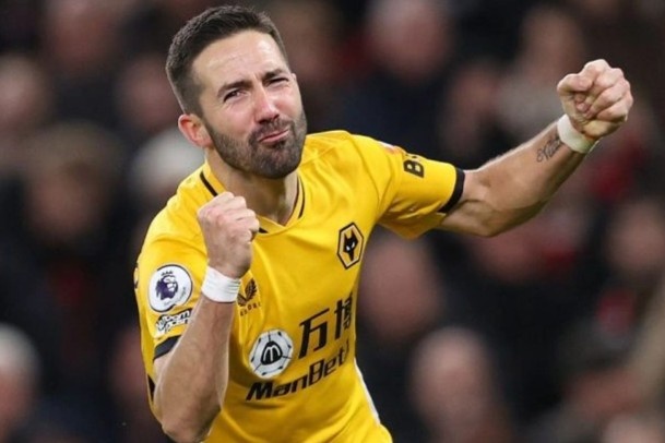 Hang tien ve MU chim nghim truoc Moutinho va Neves hinh anh