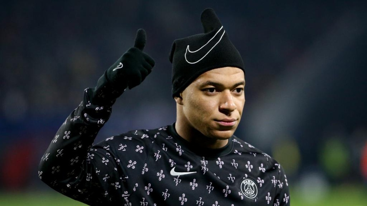 Nguoi ham mo PSG treo bang ron xin Mbappe o lai hinh anh