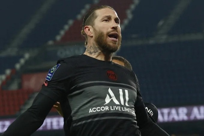 Ramos tro lai dung luc PSG can hinh anh