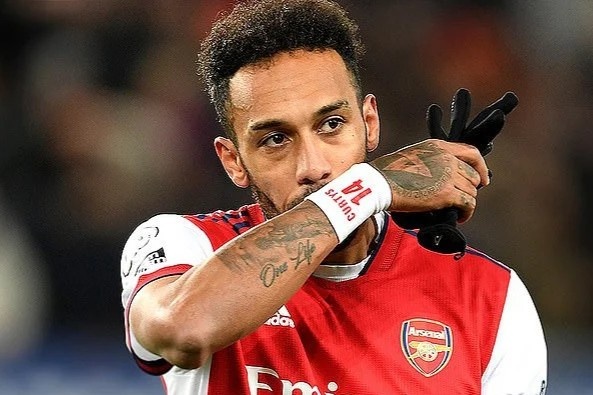 Arsenal tiep tuc trung phat Aubameyang hinh anh
