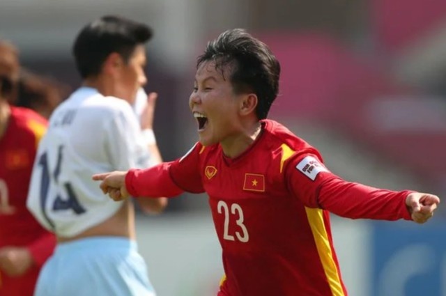 Tuyen nu Viet Nam can giu doi chan tren mat dat hinh anh