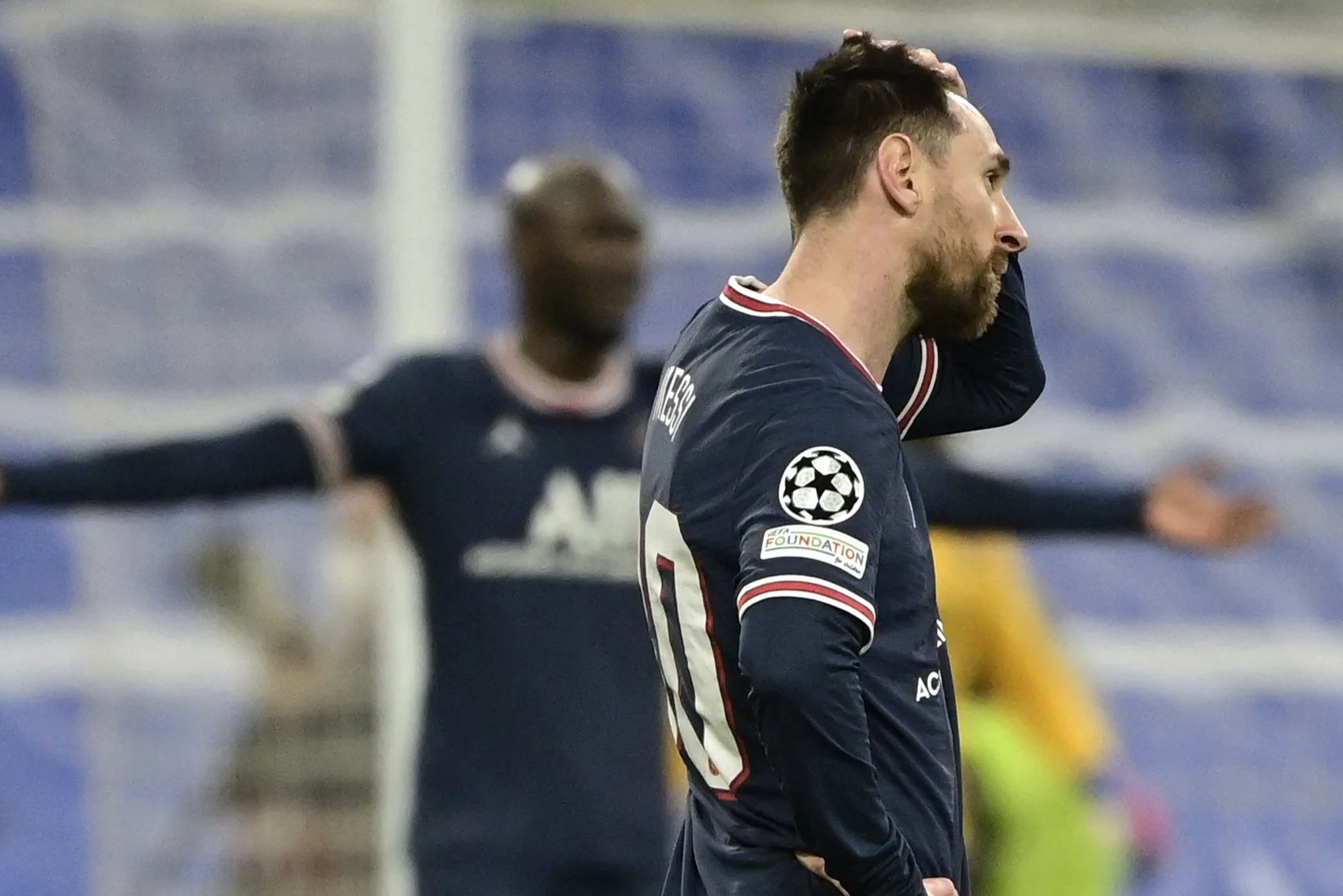 Thu bong da hoang loan cua PSG hinh anh